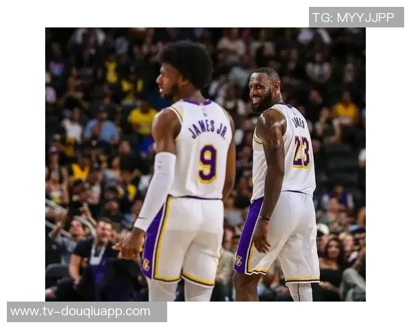 父子同台创历史詹姆斯与布朗尼在NBA赛场上携手共进 父子同台创历史詹姆斯与布朗尼在NBA赛场上携手共进