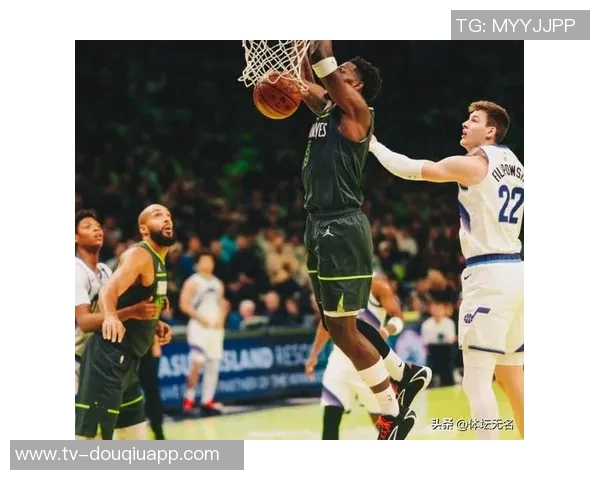 兰德尔三节豪取三双表现出色但失误频繁影响球队表现