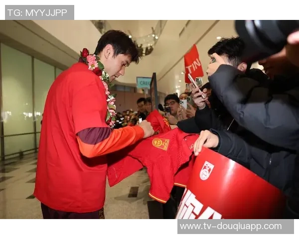 U23国足昨晚恢复训练与散步调整状态今日进行场地适应训练以备战赛事